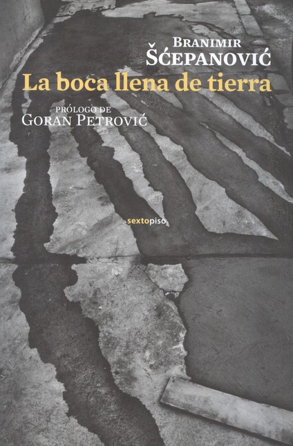 La boca llena de tierra