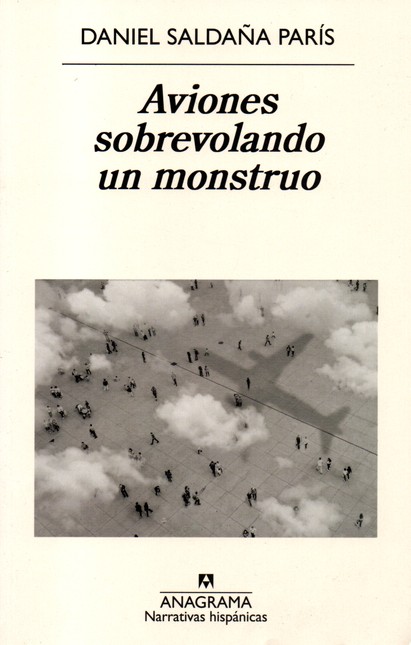 Aviones sobrevolando un monstr...