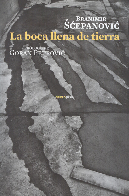 La boca llena de tierra